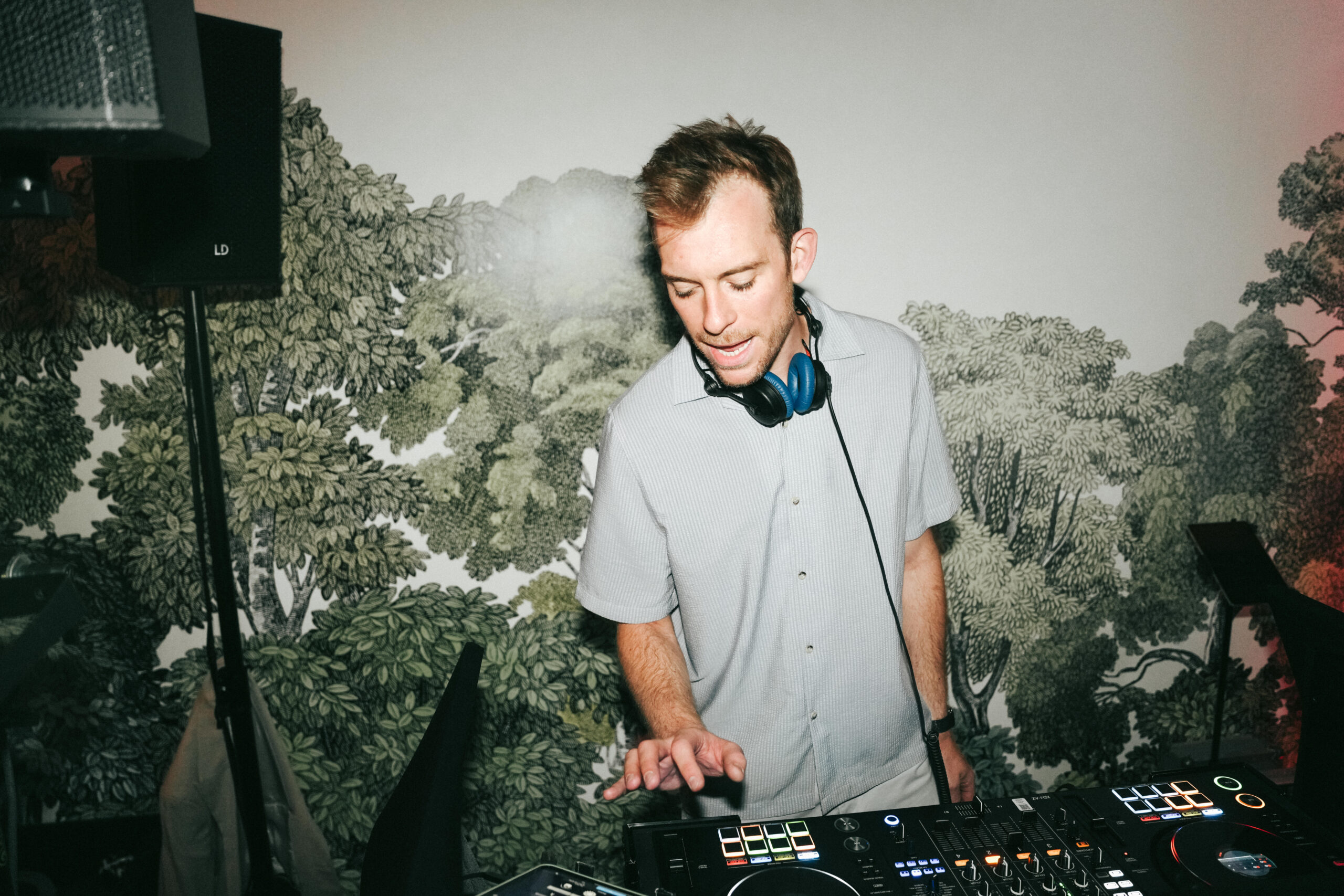 DJ Stillmatic am Controller – konzentriert beim Auflegen