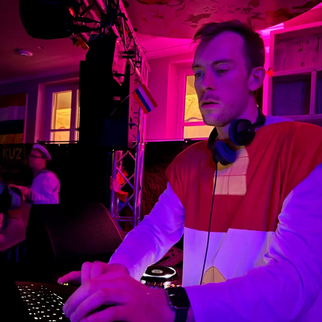 DJ Stillmatic beim Auflegen an Fastnacht